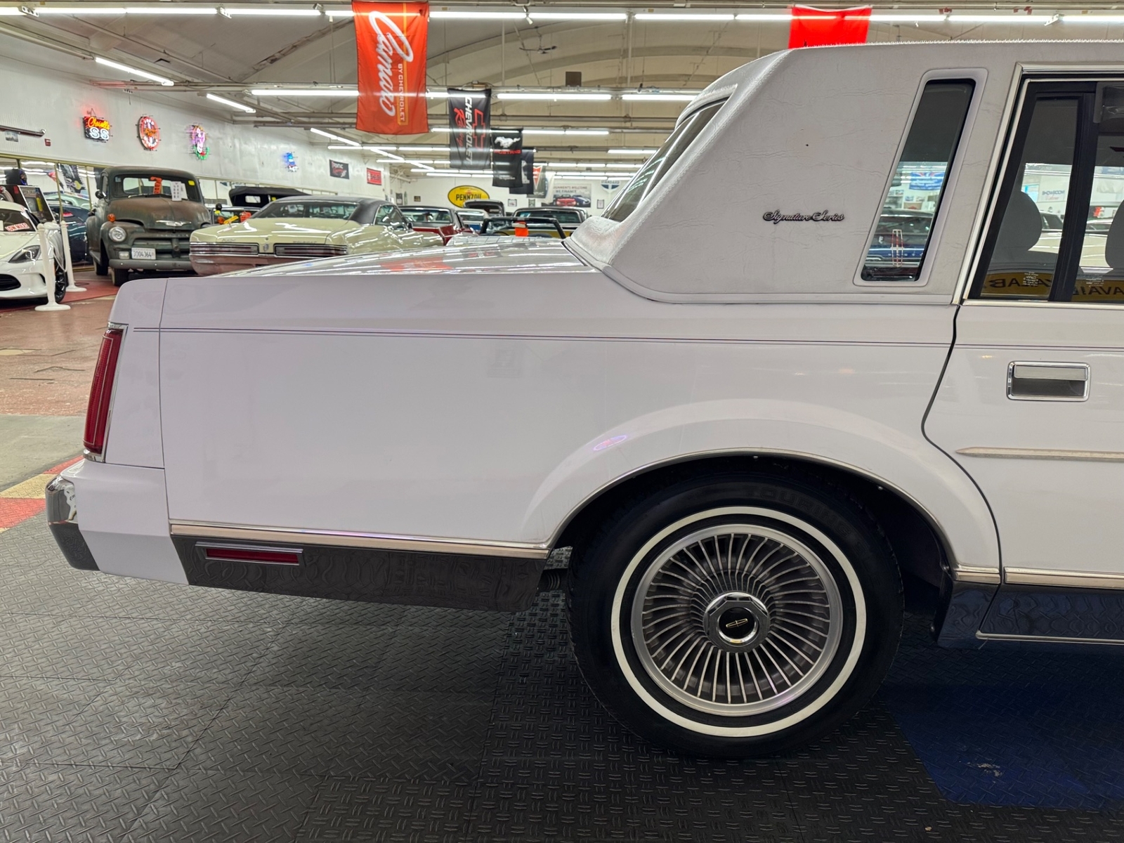 Lincoln-Town-Car-1989-Sedan-24