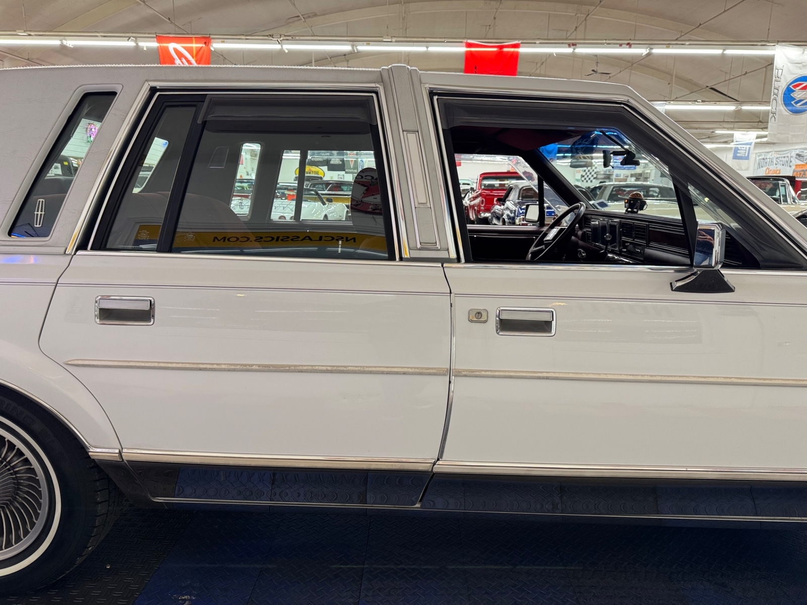 Lincoln-Town-Car-1989-Sedan-25