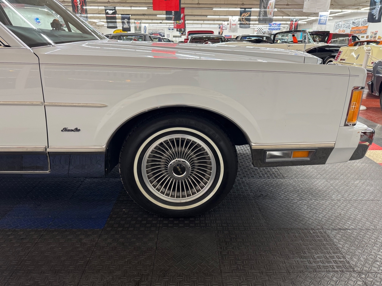 Lincoln-Town-Car-1989-Sedan-26