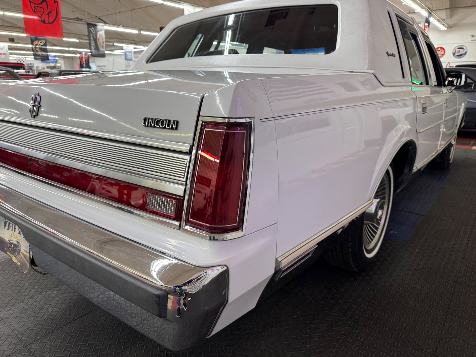 Lincoln-Town-Car-1989-Sedan-27