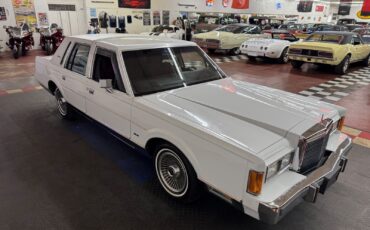 Lincoln-Town-Car-1989-Sedan-28