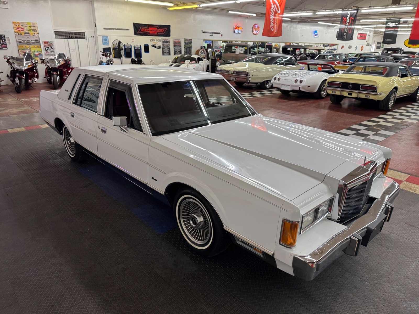 Lincoln-Town-Car-1989-Sedan-28