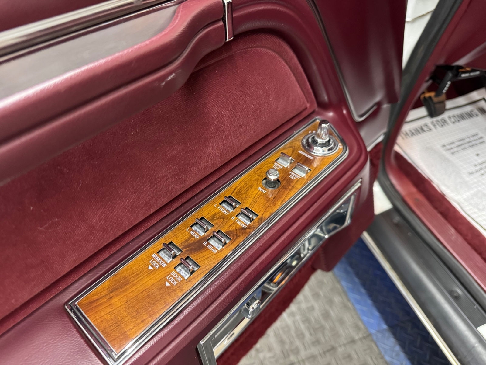 Lincoln-Town-Car-1989-Sedan-32