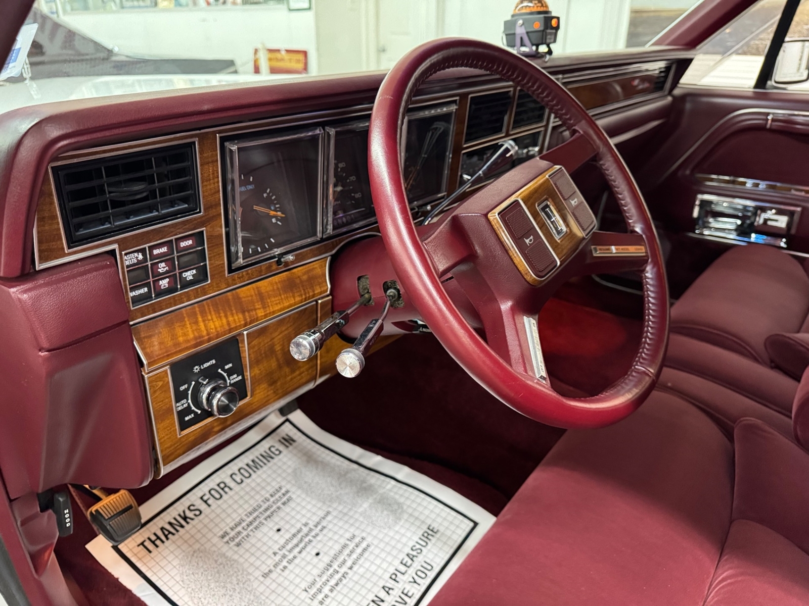 Lincoln-Town-Car-1989-Sedan-36