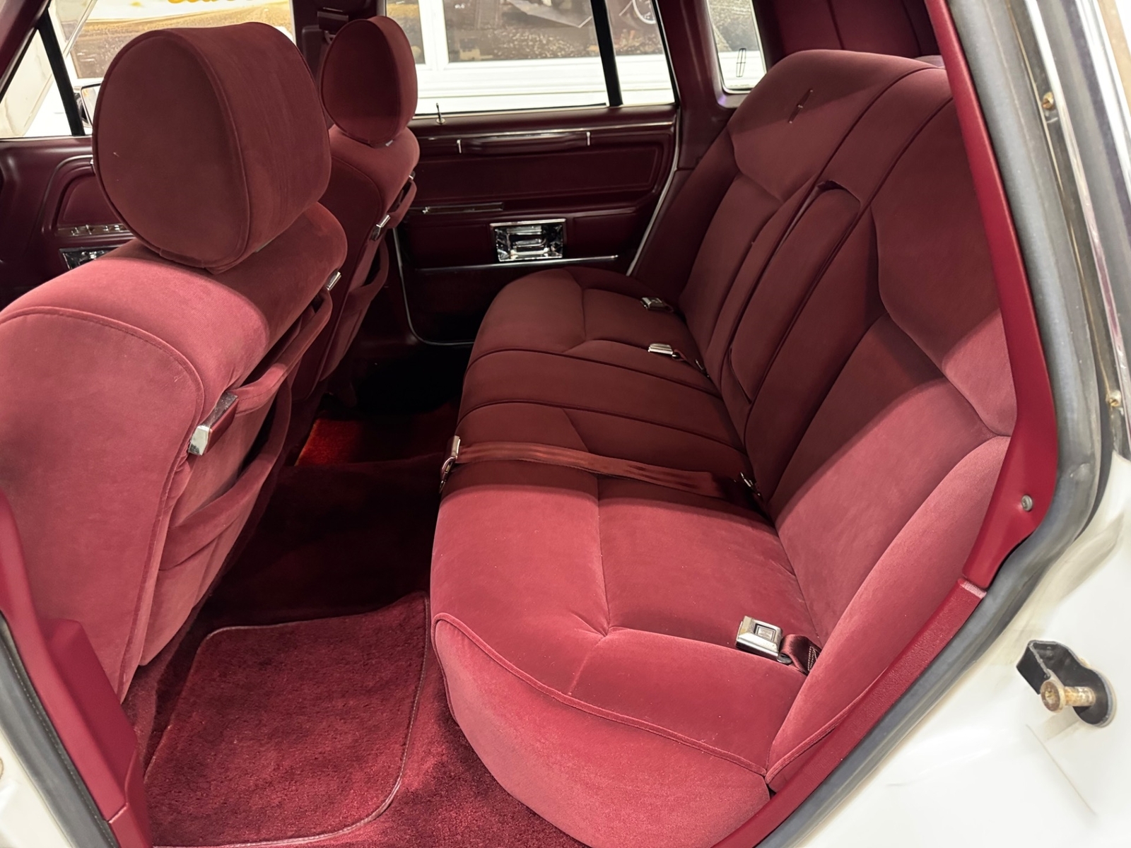 Lincoln-Town-Car-1989-Sedan-37