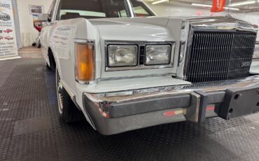 Lincoln-Town-Car-1989-Sedan-7