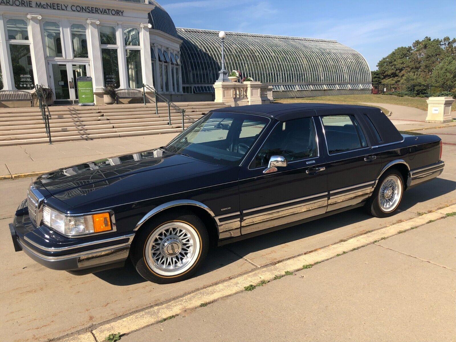 Lincoln-Town-Car-1993-Sedan-1