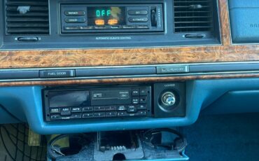 Lincoln-Town-Car-1993-Sedan-10