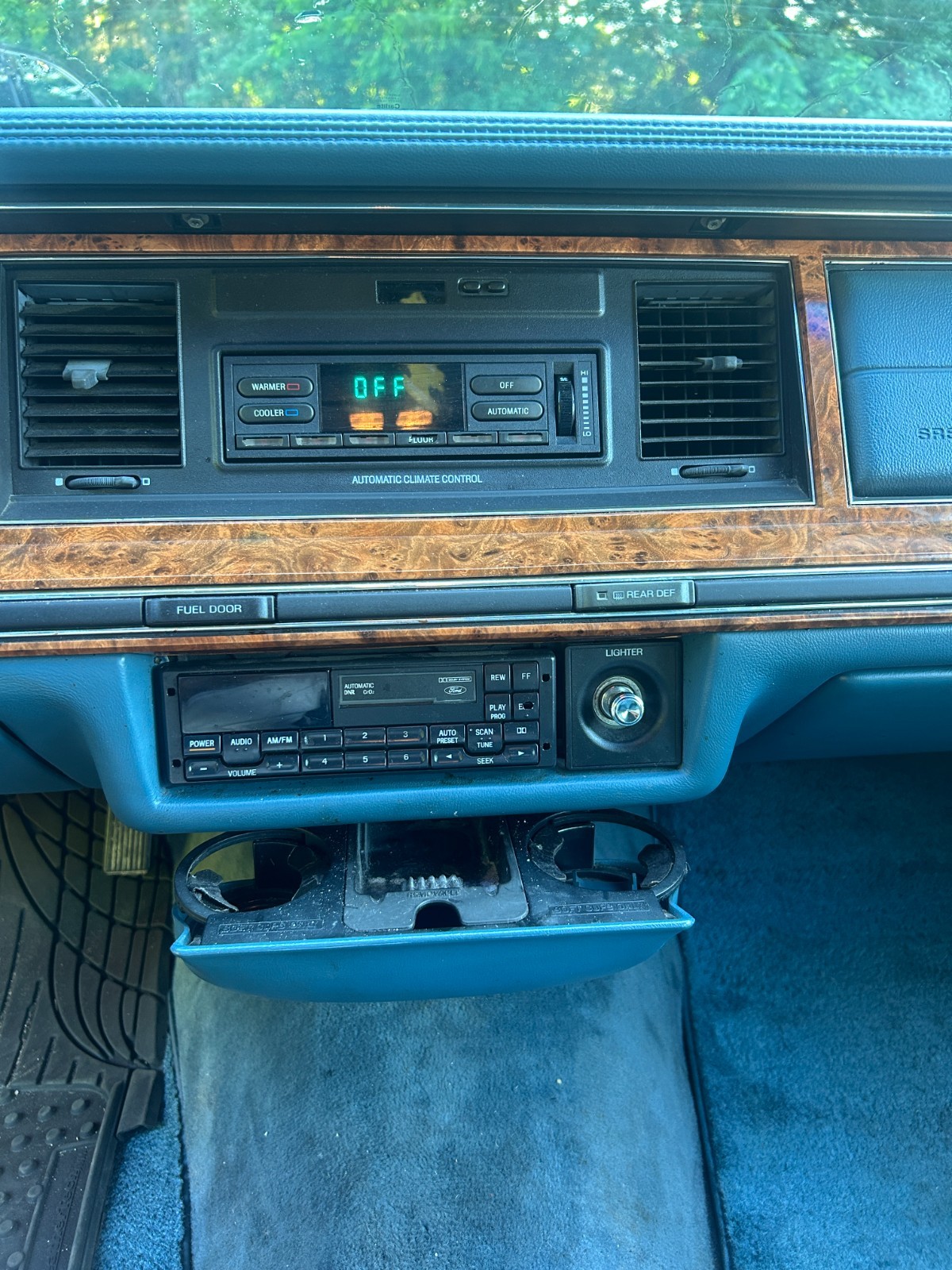 Lincoln-Town-Car-1993-Sedan-10