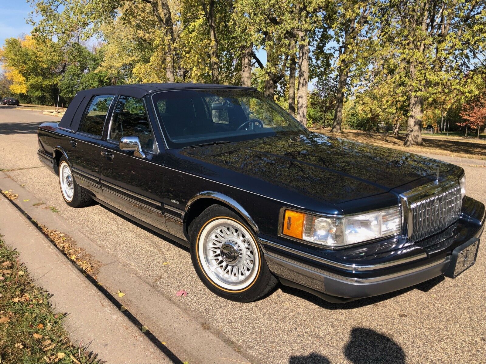 Lincoln-Town-Car-1993-Sedan-10