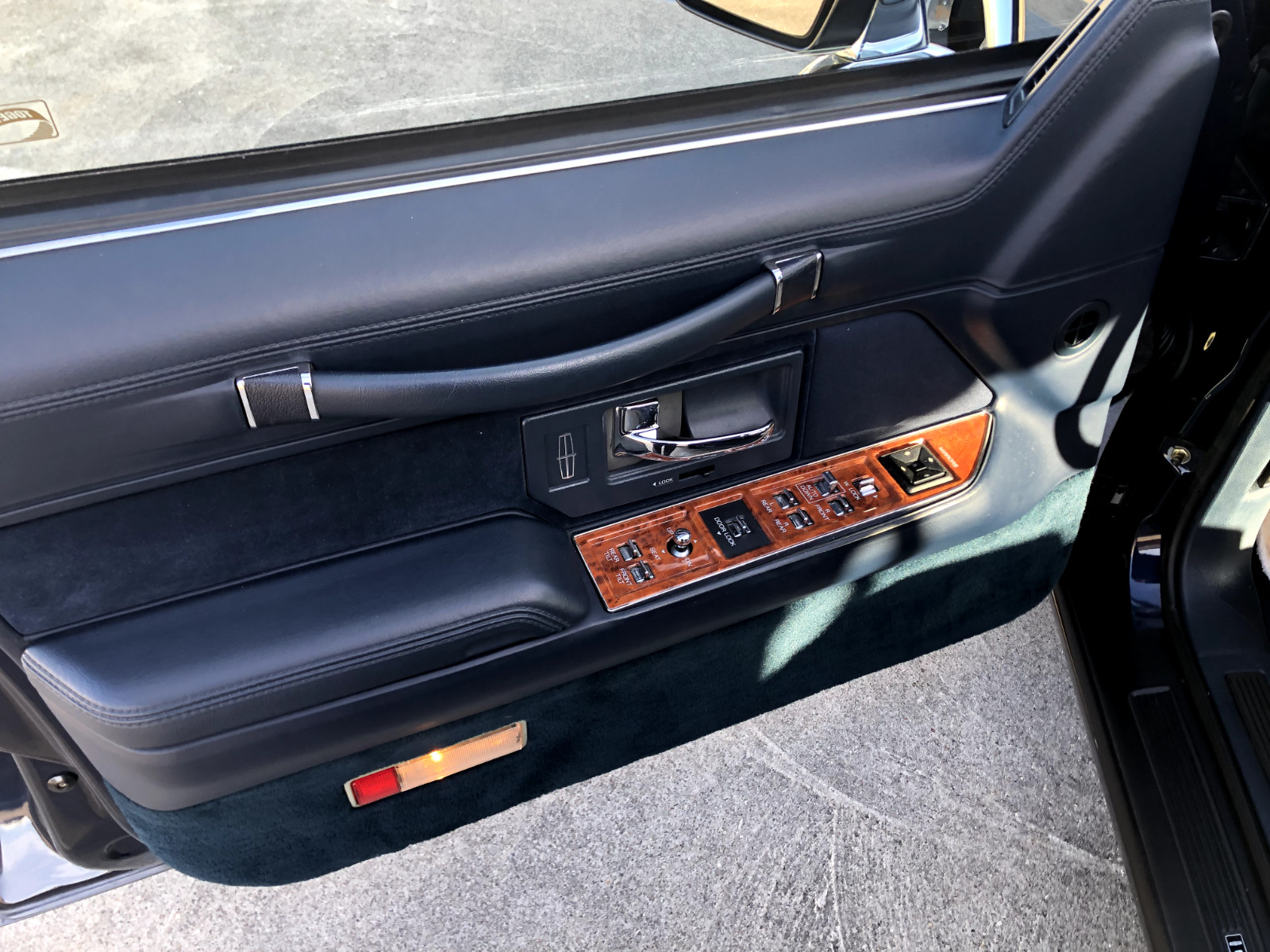 Lincoln-Town-Car-1993-Sedan-14