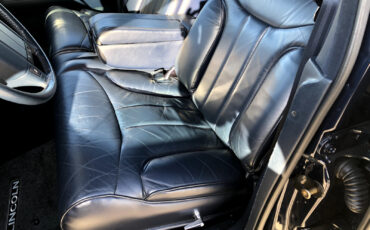 Lincoln-Town-Car-1993-Sedan-15