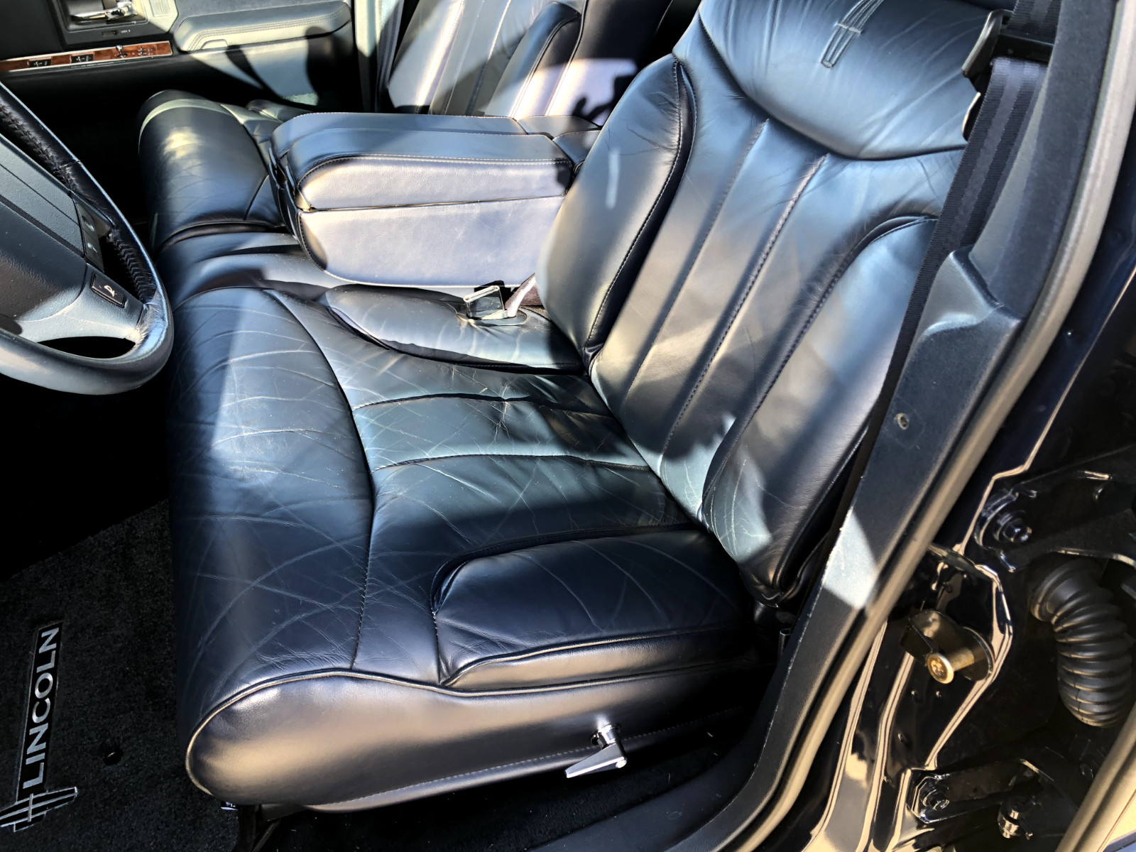 Lincoln-Town-Car-1993-Sedan-15