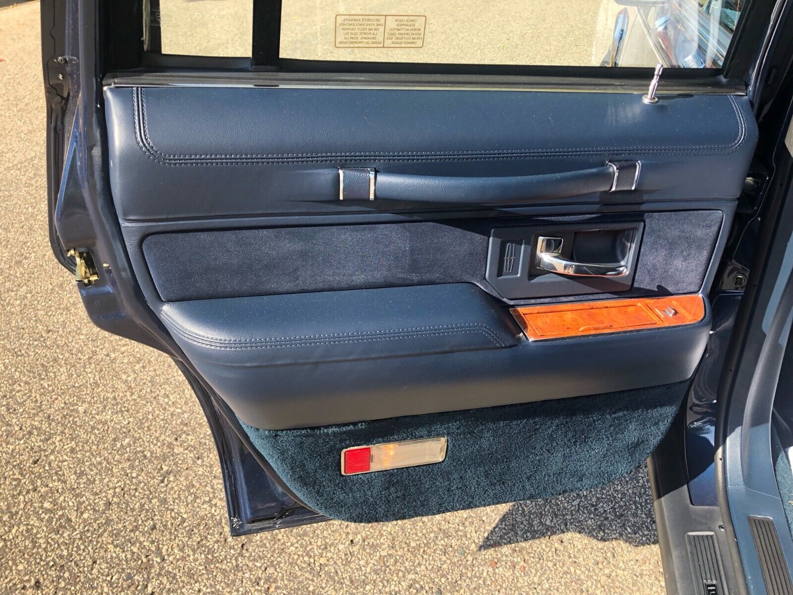 Lincoln-Town-Car-1993-Sedan-16