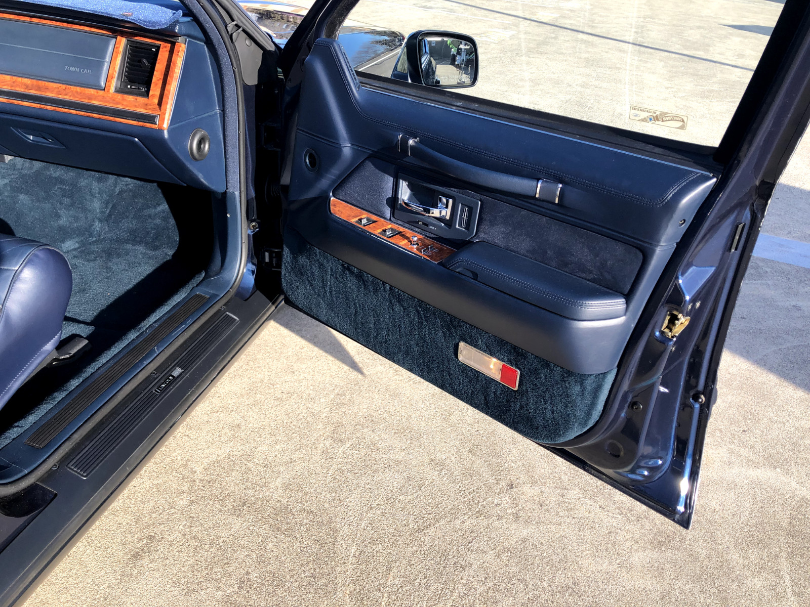 Lincoln-Town-Car-1993-Sedan-18