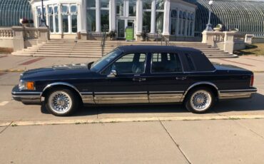 Lincoln-Town-Car-1993-Sedan-2
