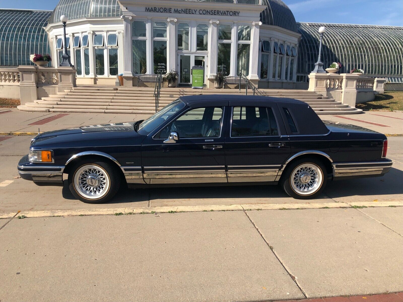Lincoln-Town-Car-1993-Sedan-2