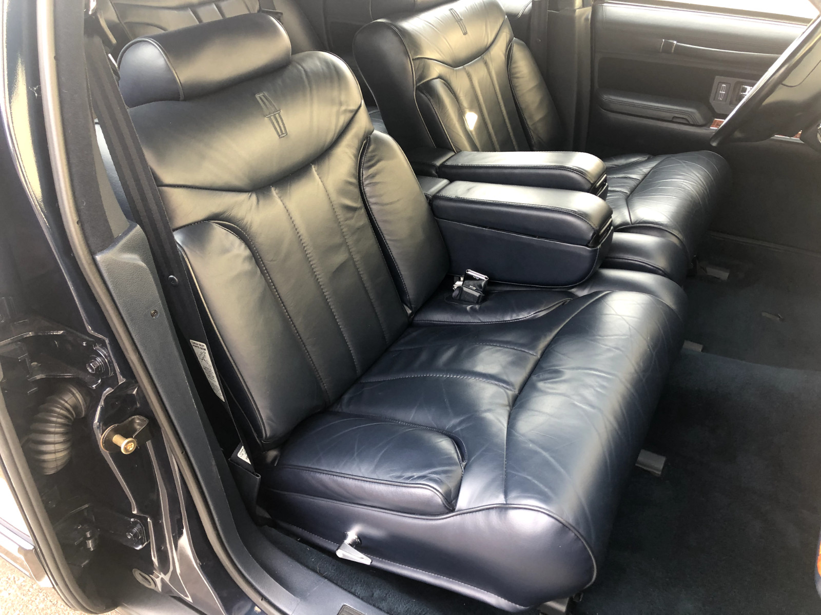 Lincoln-Town-Car-1993-Sedan-20