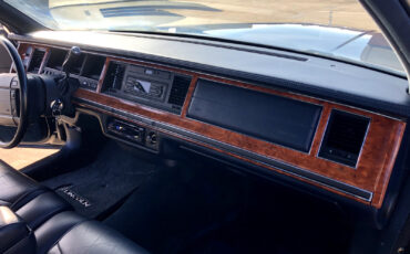 Lincoln-Town-Car-1993-Sedan-24
