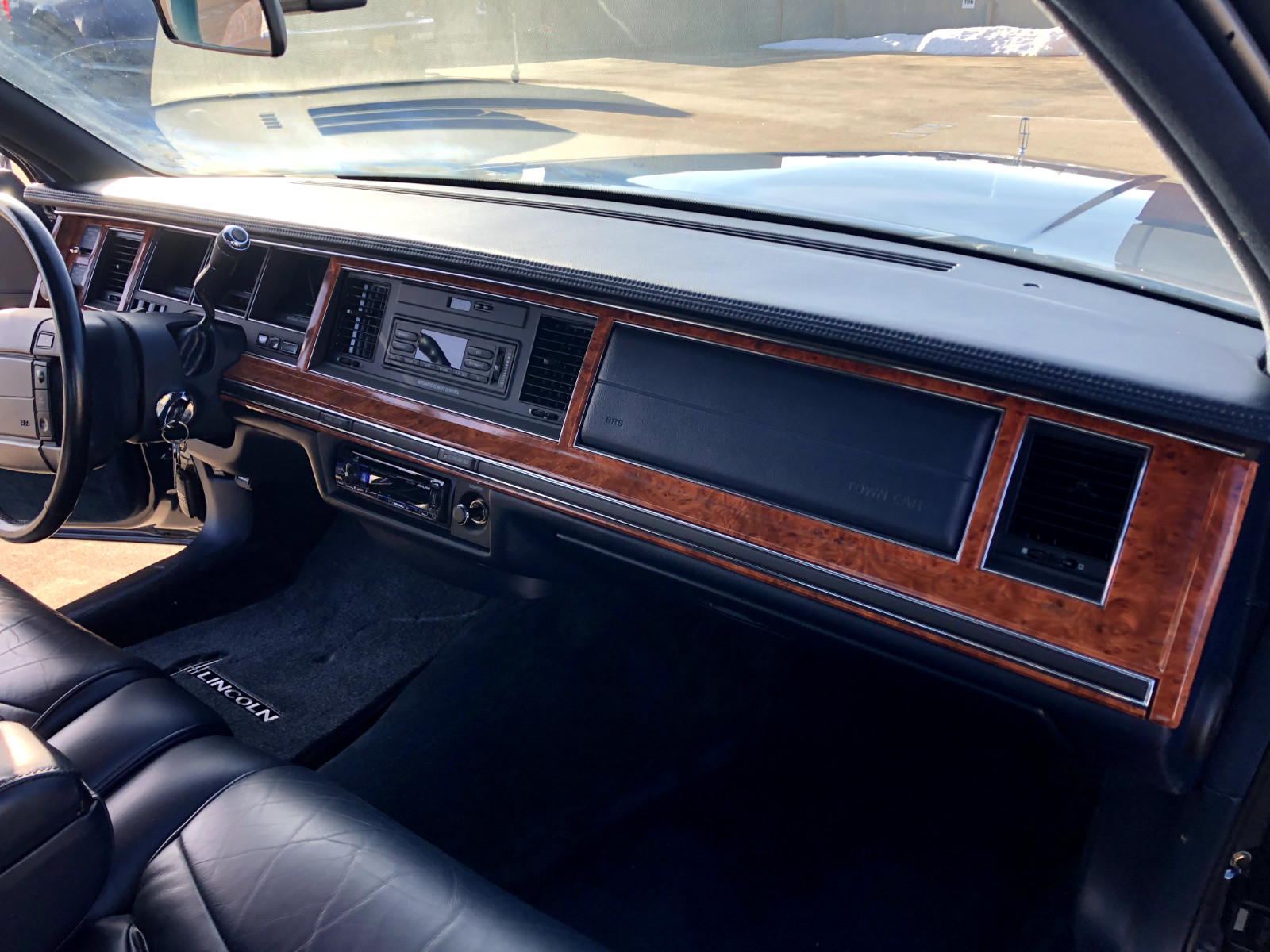 Lincoln-Town-Car-1993-Sedan-24
