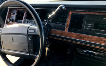 Lincoln-Town-Car-1993-Sedan-25