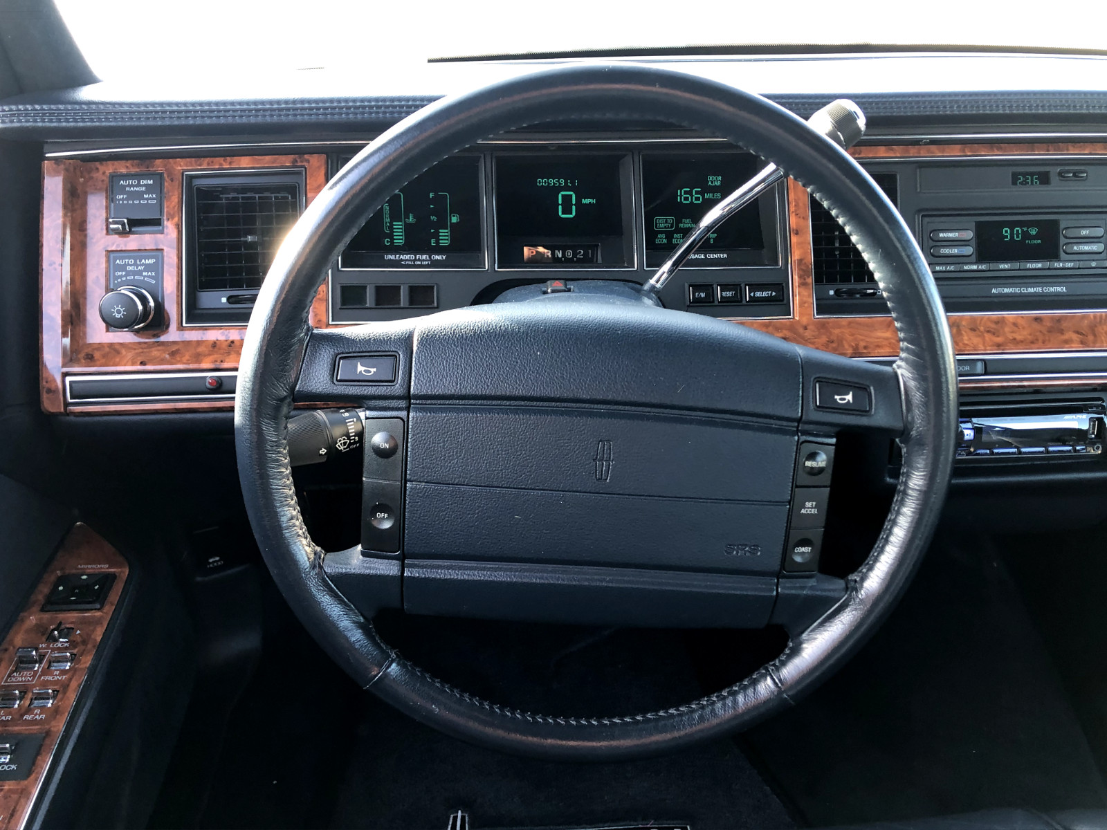 Lincoln-Town-Car-1993-Sedan-26