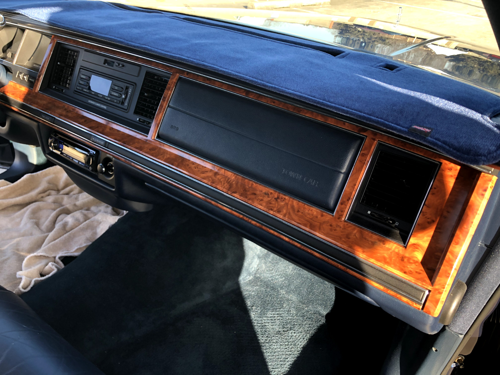 Lincoln-Town-Car-1993-Sedan-29