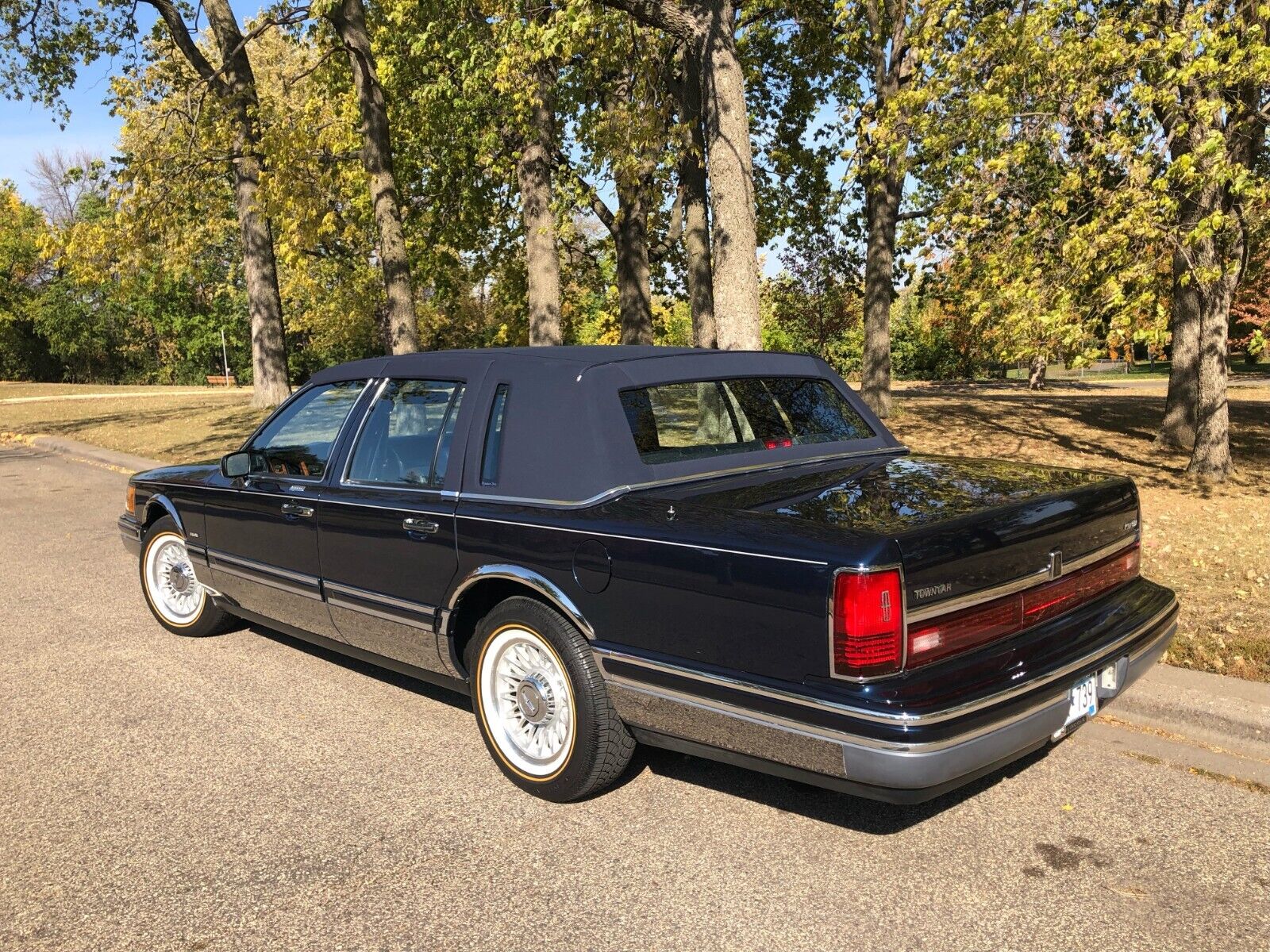 Lincoln-Town-Car-1993-Sedan-3
