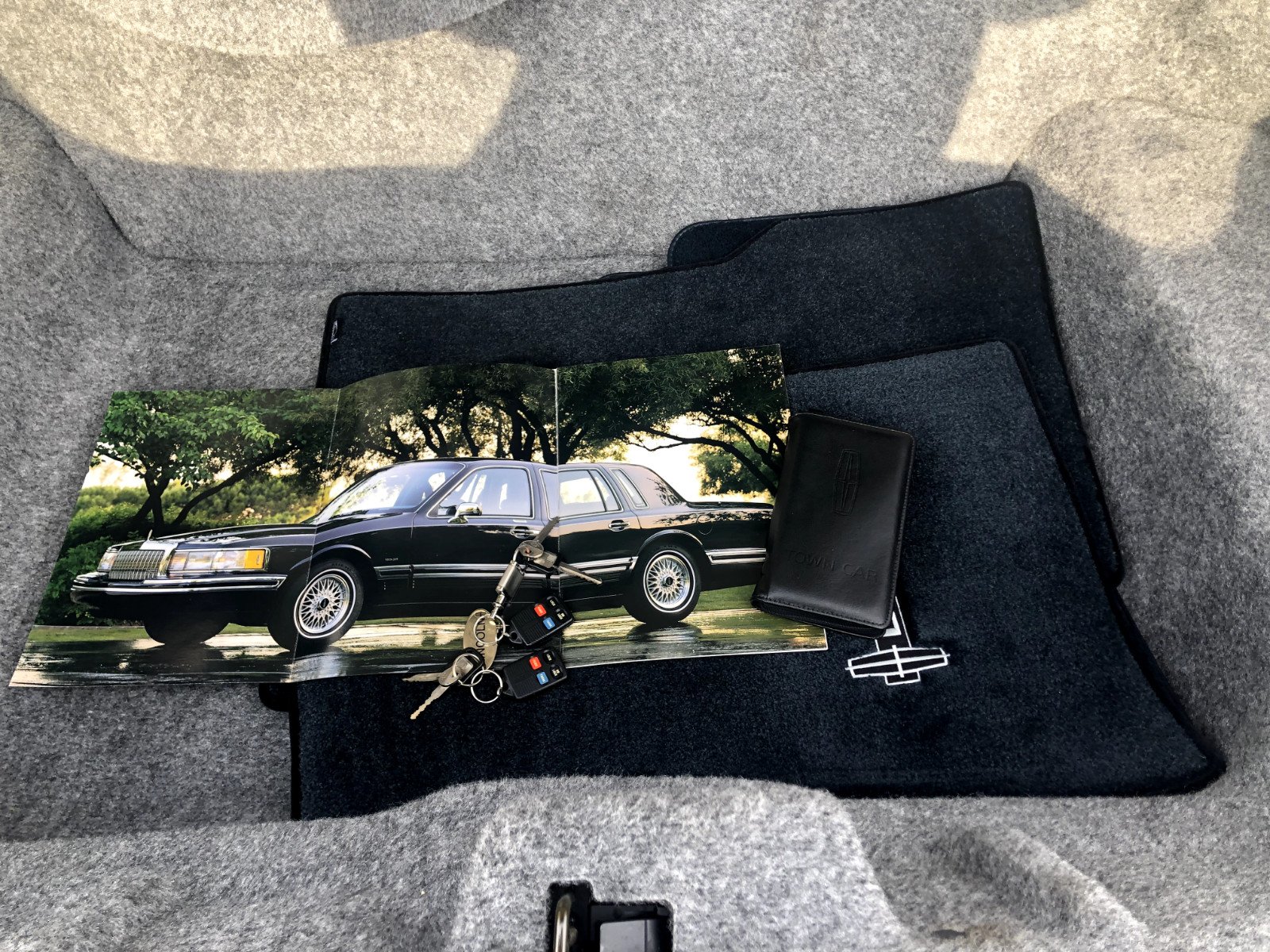 Lincoln-Town-Car-1993-Sedan-30