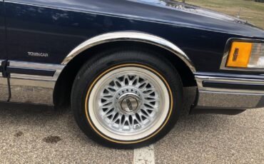 Lincoln-Town-Car-1993-Sedan-37