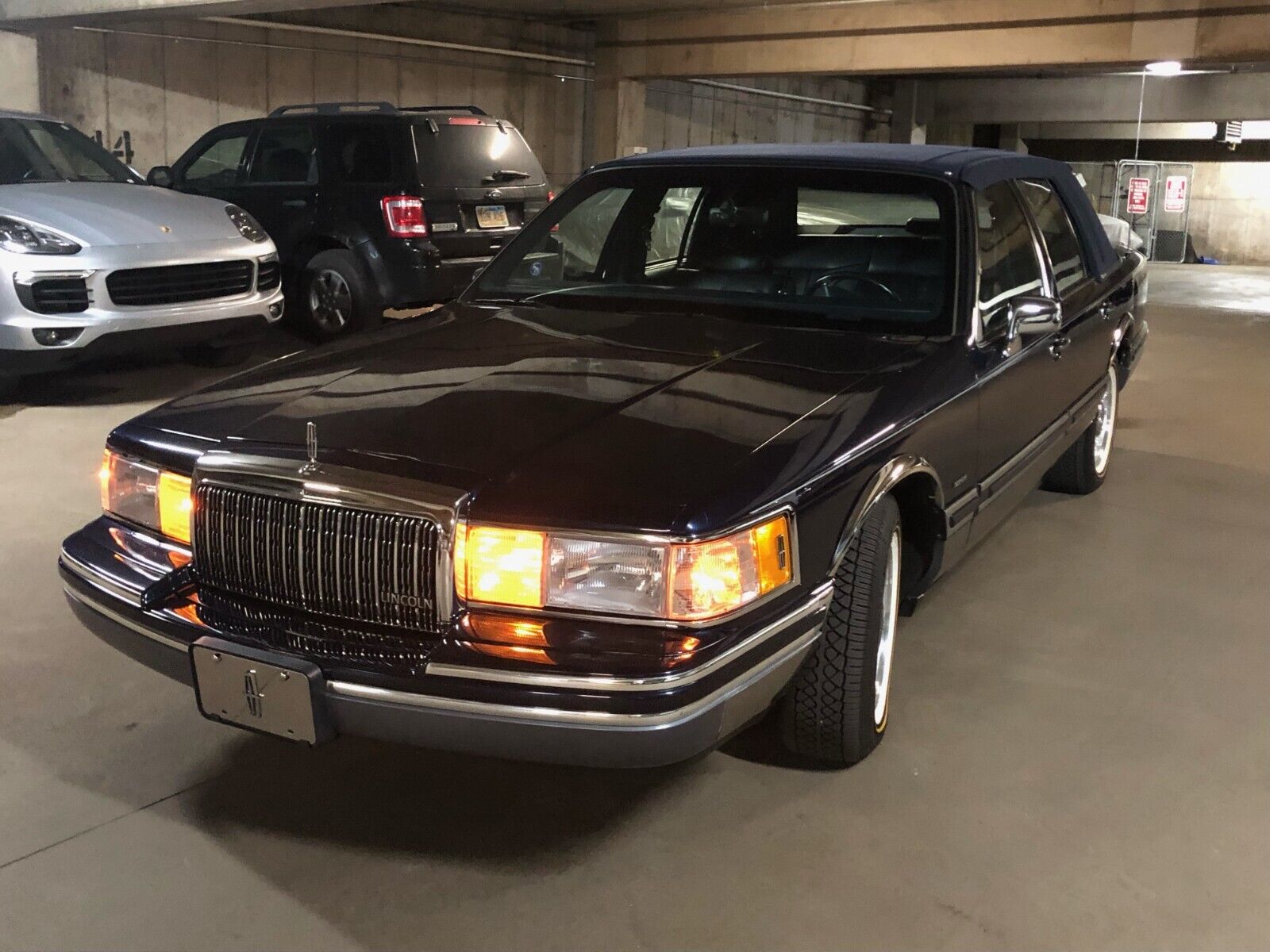 Lincoln-Town-Car-1993-Sedan-39
