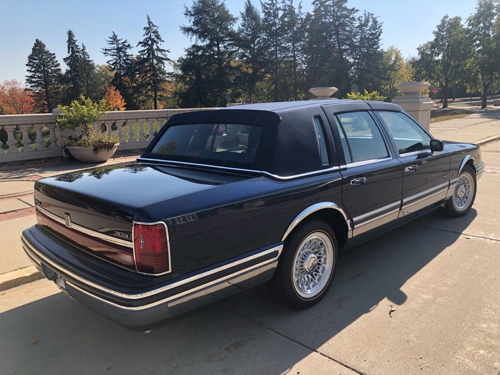 Lincoln-Town-Car-1993-Sedan-4