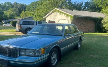 Lincoln-Town-Car-1993-Sedan