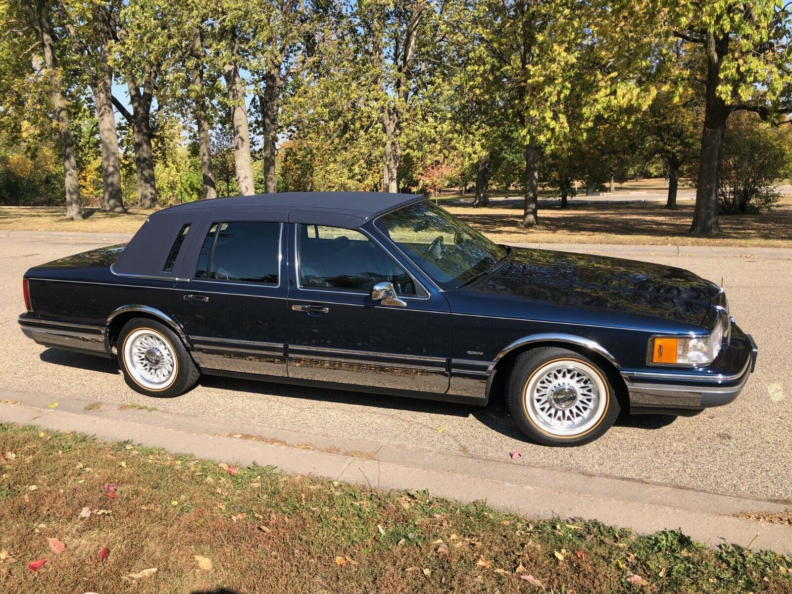 Lincoln-Town-Car-1993-Sedan-8