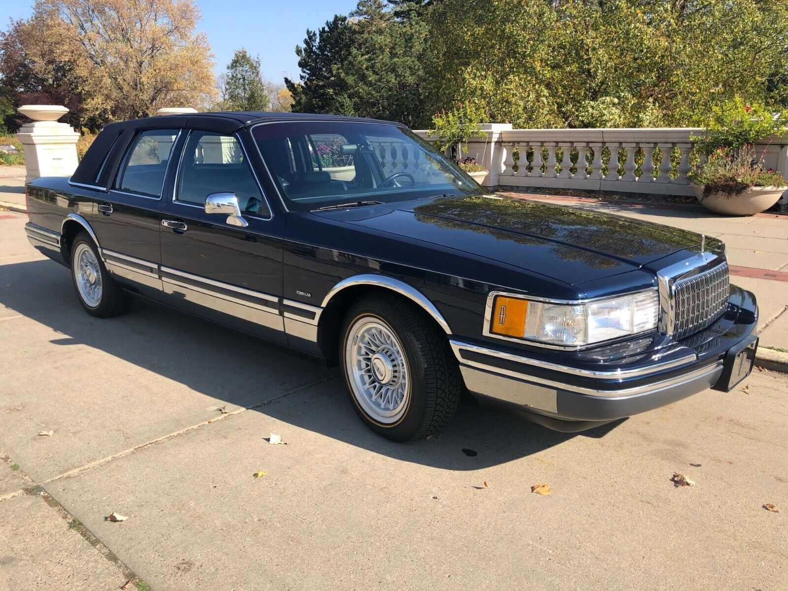 Lincoln-Town-Car-1993-Sedan-9
