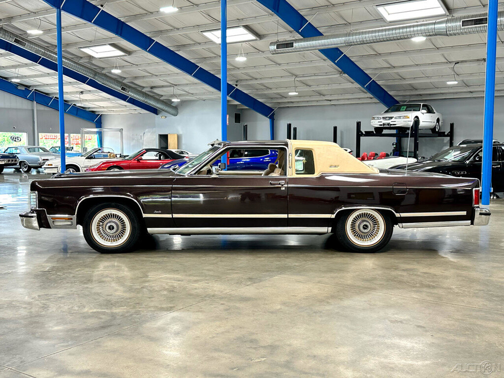 Lincoln-Town-Coupe-1979-Other-3