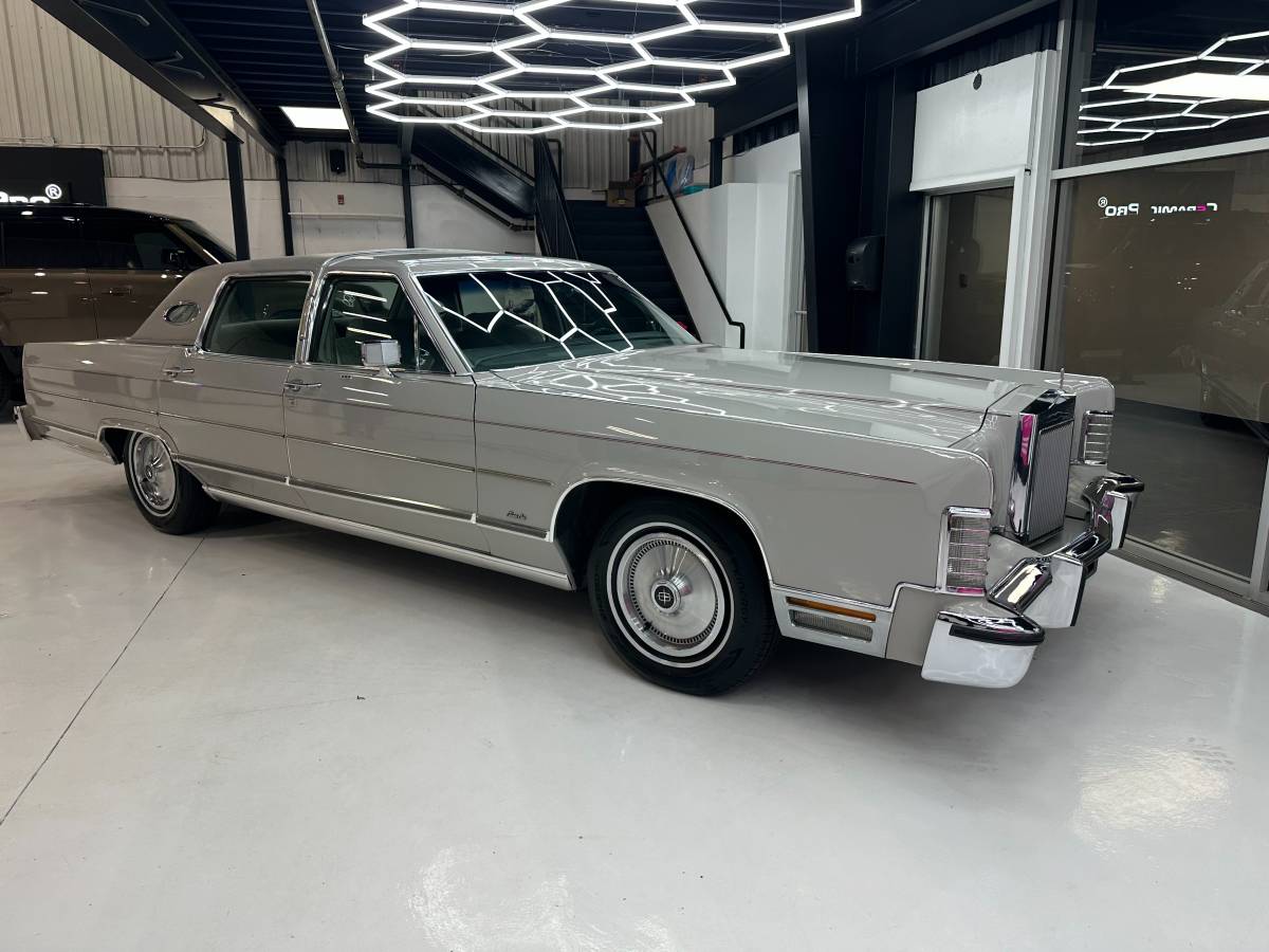 Lincoln-Town-car-1978-grey-1