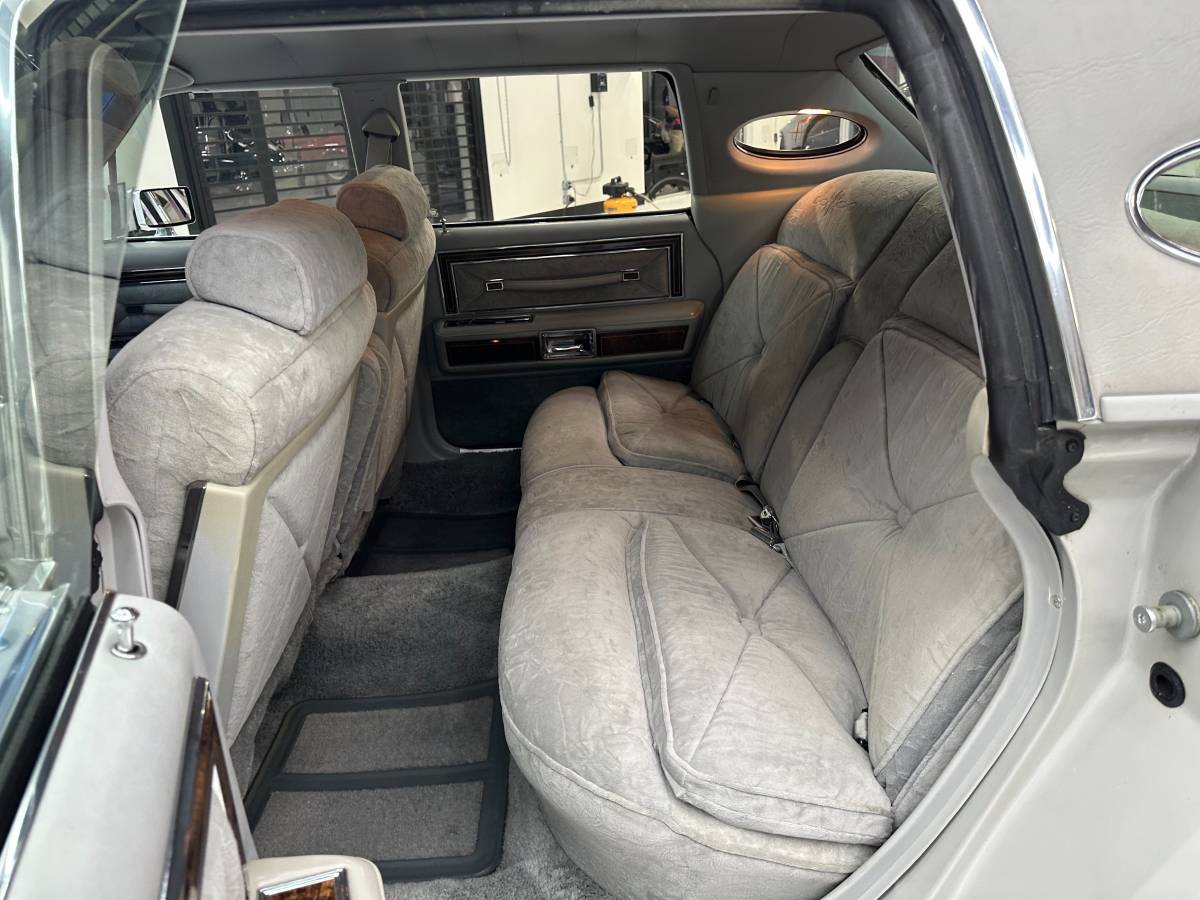 Lincoln-Town-car-1978-grey-10