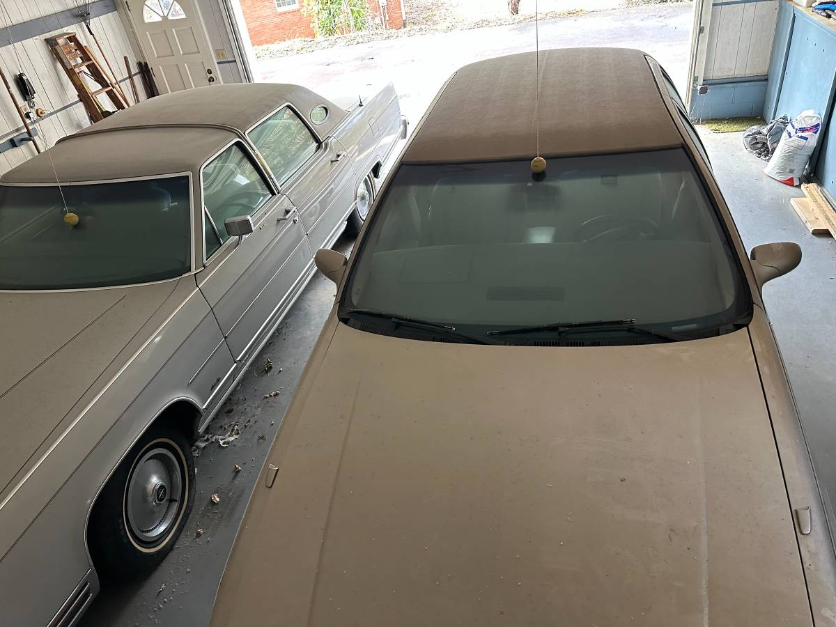 Lincoln-Town-car-1978-grey-11