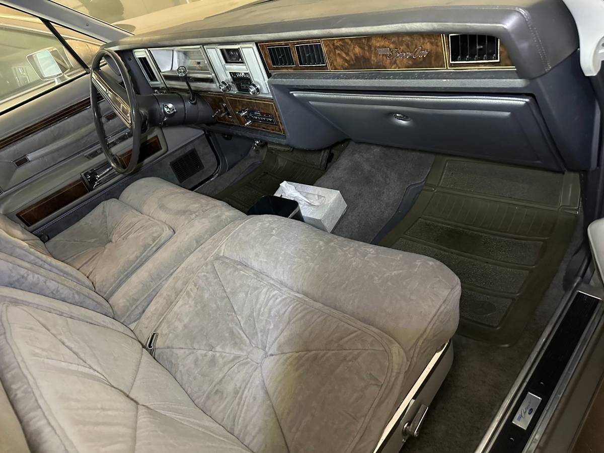 Lincoln-Town-car-1978-grey-12