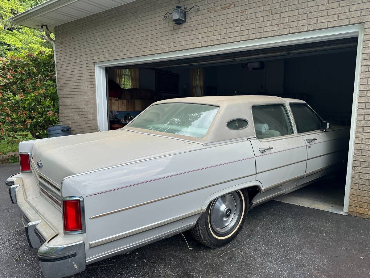Lincoln-Town-car-1978-grey-13