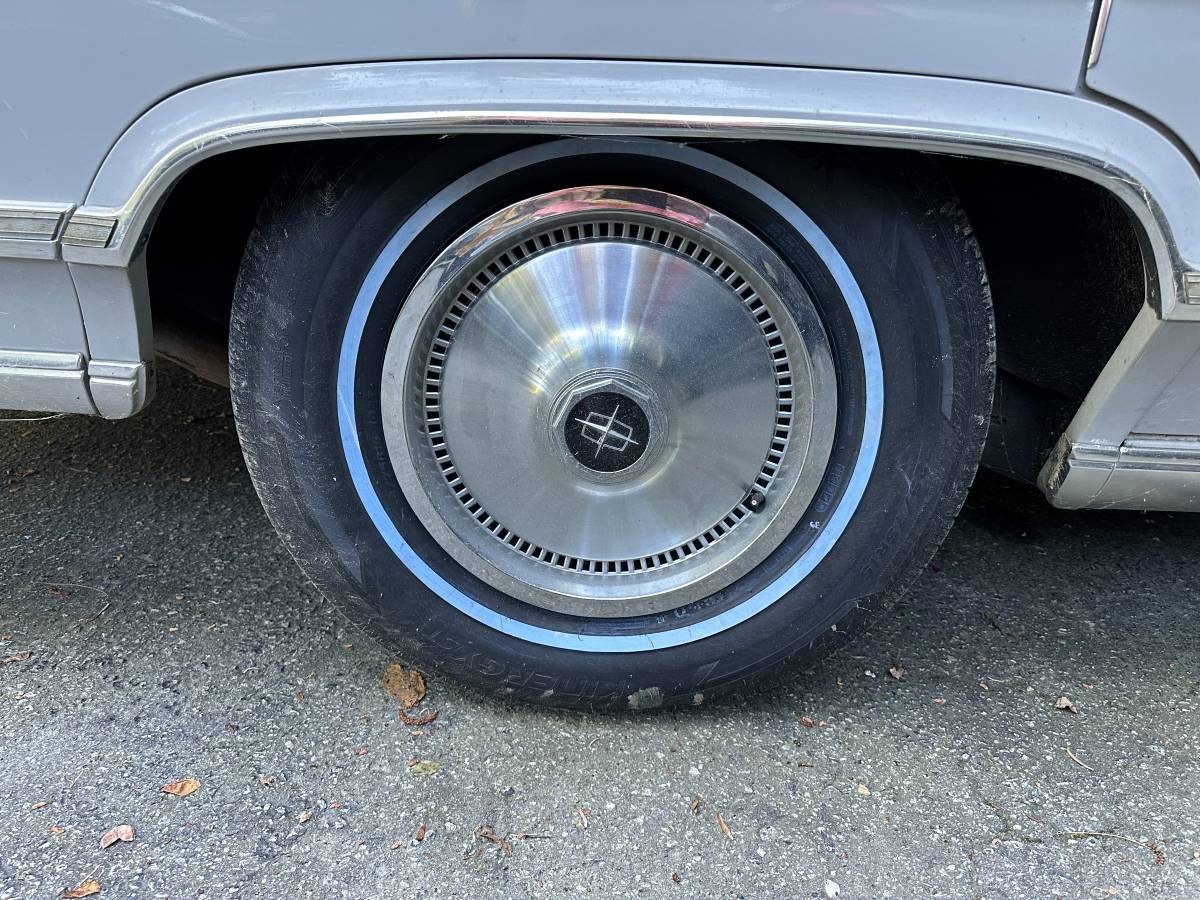 Lincoln-Town-car-1978-grey-19