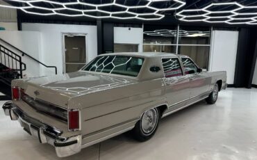 Lincoln-Town-car-1978-grey-2