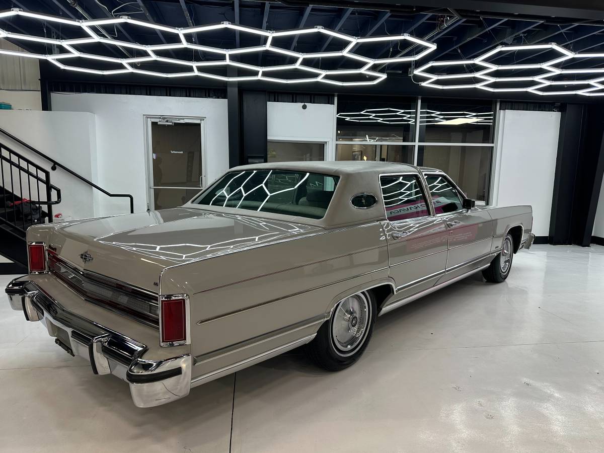 Lincoln-Town-car-1978-grey-2
