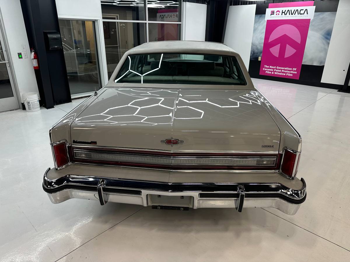 Lincoln-Town-car-1978-grey-3