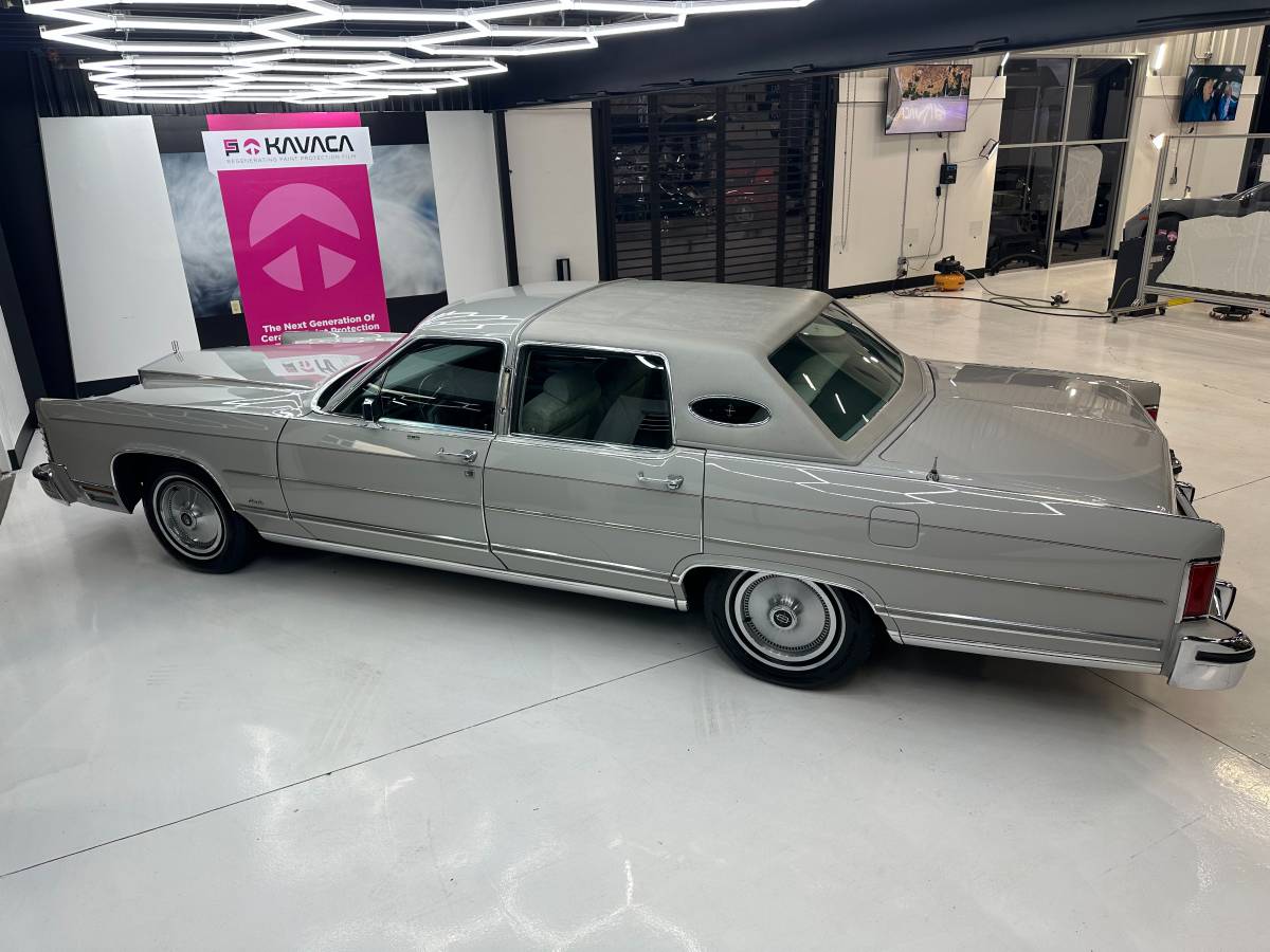 Lincoln-Town-car-1978-grey-4
