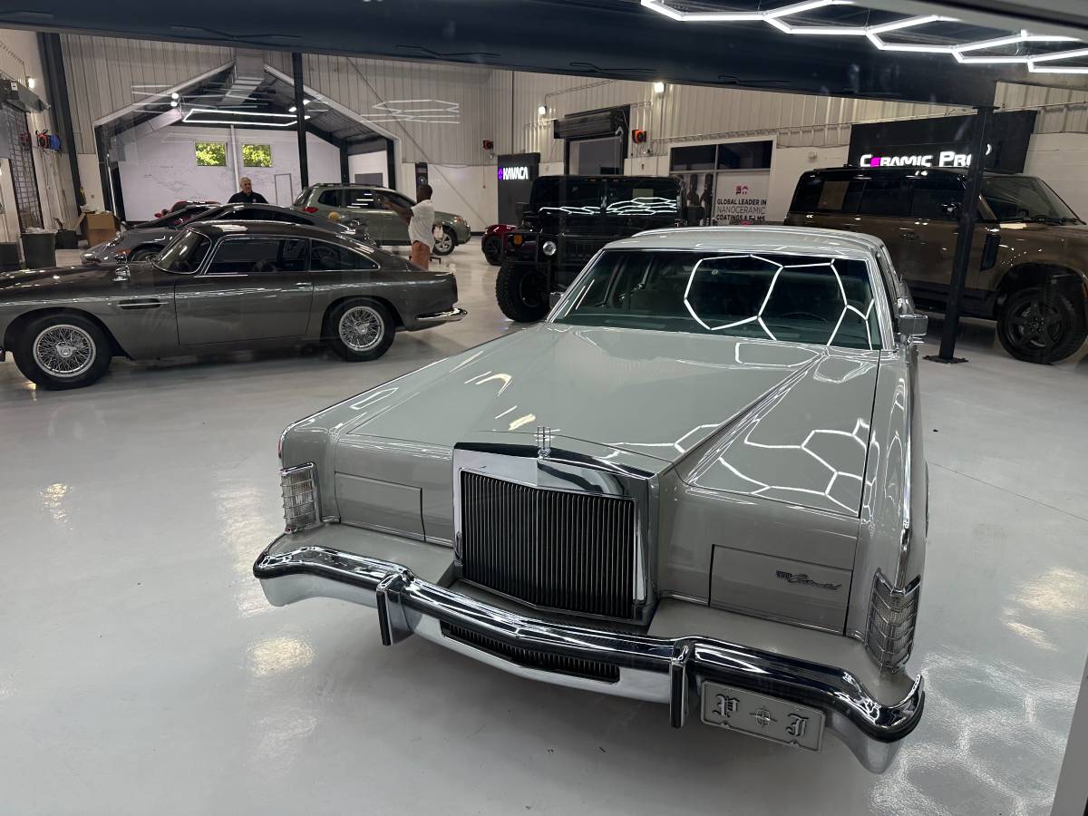 Lincoln-Town-car-1978-grey-5