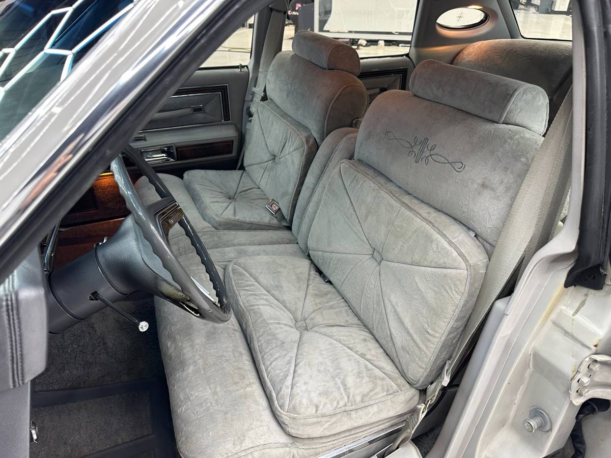 Lincoln-Town-car-1978-grey-9