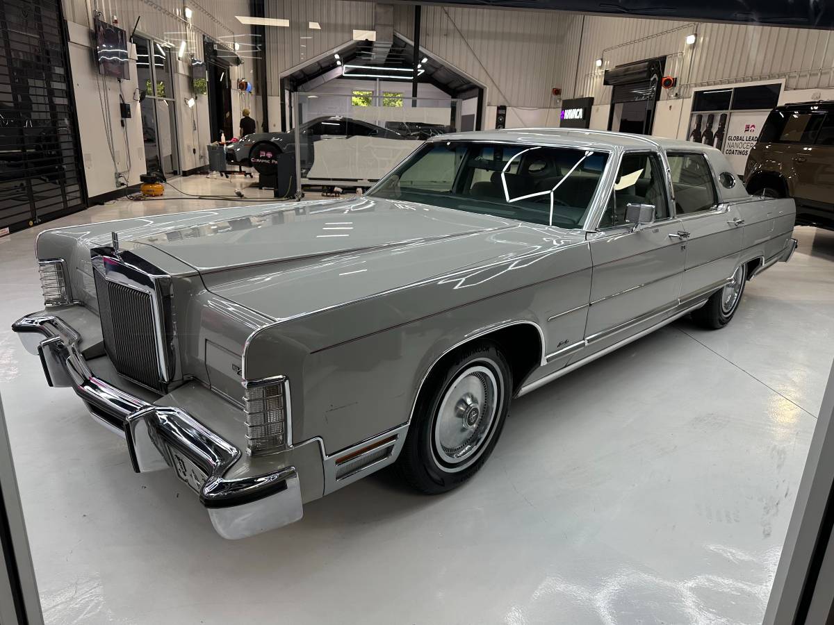 Lincoln-Town-car-1978-grey