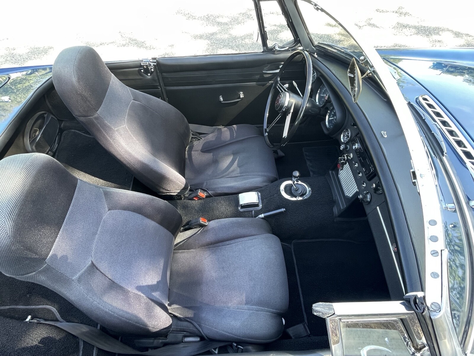 MG-B-1965-Convertible-5